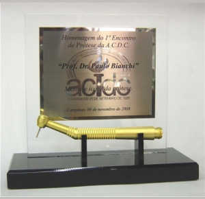 Montagens - Troféu Montagem Acrílico com Aplicação de Placa em Aço e Montagem com Broca