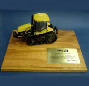  Montagens - Troféu Personalizado - Base em Madeira (marfim), Placa em Aço Inox e Equipamento CAT