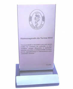 Placas - Troféu Personalizado - Placa em Aço com uma Dobra com Base em Acrílico